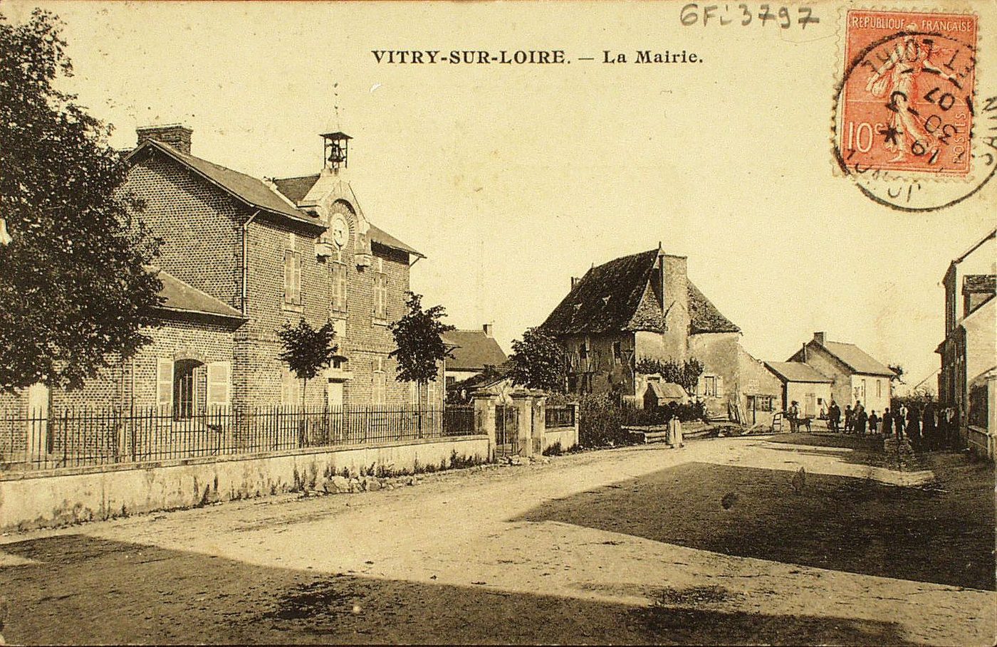 Vitry-sur-Loire. La mairie.