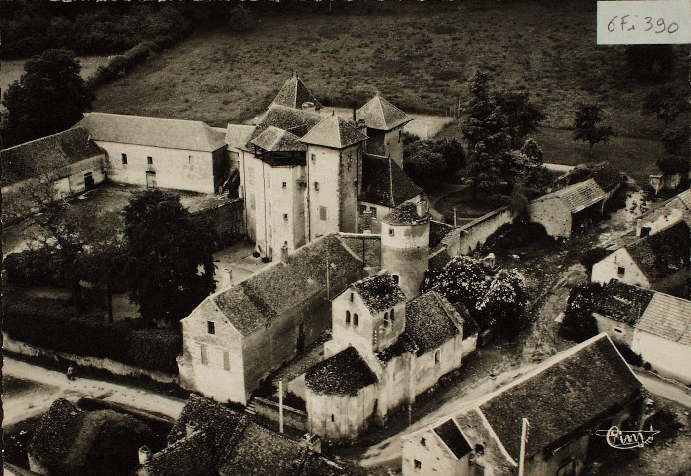 Bonnay. Vue aérienne du château de Besanceuil.