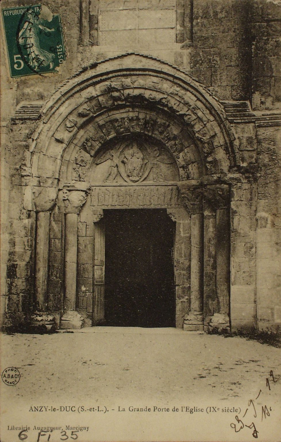Anzy-le-Duc. La grande porte de l'église (IXe s.)