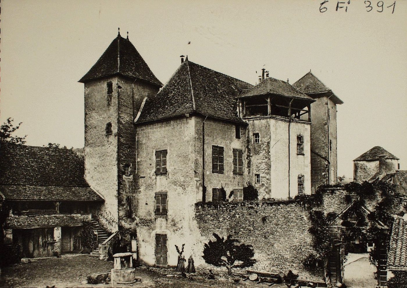 La Bourgogne historique et monumentale. Château de Besanceuil à Bonnay appartenait aux nobles de Tenay dès le XIIIe s. par alliance aux nobles de Mincé de Péronne en 1532, puis aux Prisques de la Tour de 1647 à 1789. En 1769 le château était entouré de murailles et de fausses brayes avec une tour à chaque coin, "ayant droit de garde et en propriété la moitié de la rivière de Guye".