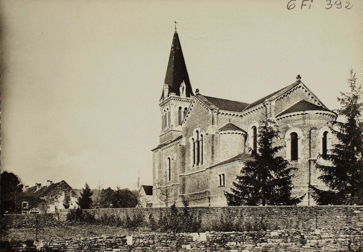 Le Mâconnais illustré. Eglise de Bonnay. Bâtie en 1884, par monsieur Bonnarcel, curé de Bonnay, et consacrée, en 1885, par Mgr. Perraud ; cette église remplace l'ancienne, dont il restait le clocher qui était sous le vocable de Sainte-Marie du patronage de l'abbé de Tournus et de l'archiprêté du Rousset.