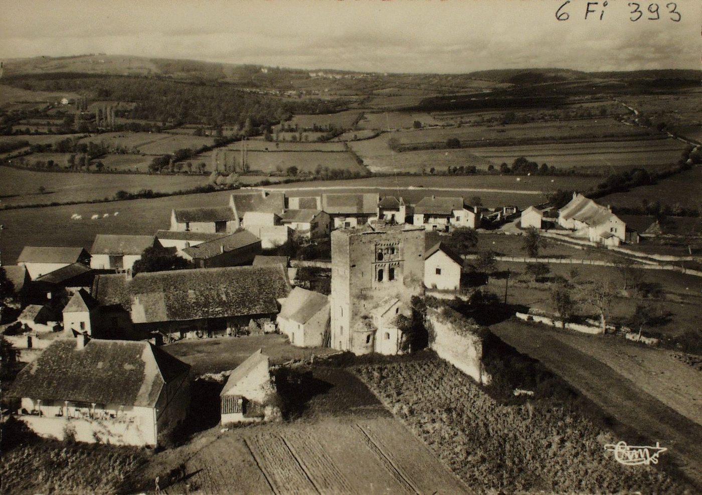 Bonnay. Saint-Hippolyte. La chapelle (Xe s.). Vue aérienne.