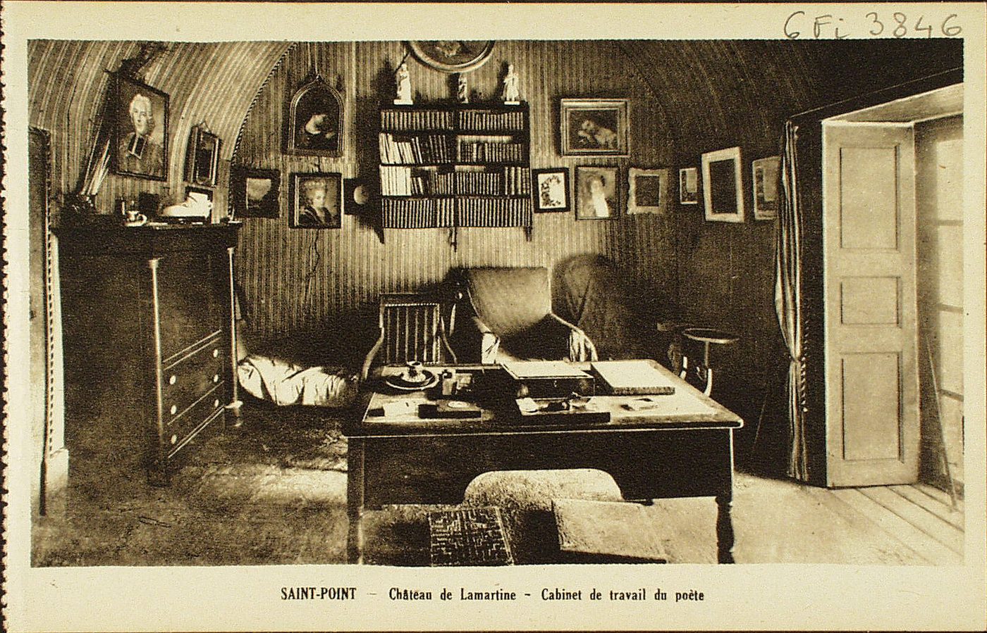 Saint-Point. Château de Lamartine. Cabinet de travail du poète.
