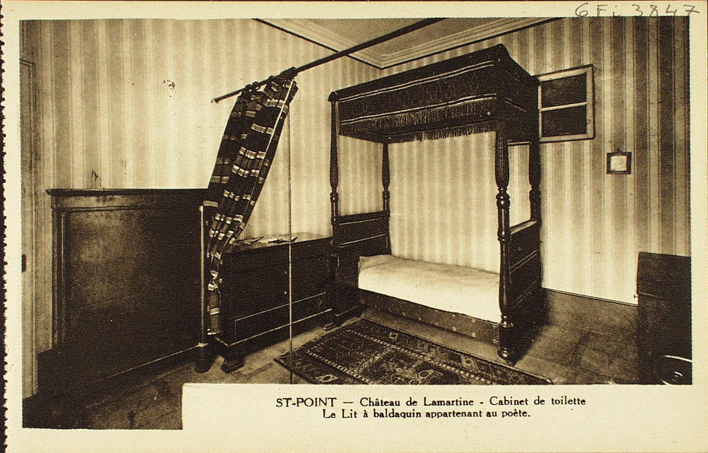 Saint-Point. Château de Lamartine. Cabinet de toilette. Le lit à baldaquin appartenant au poète.