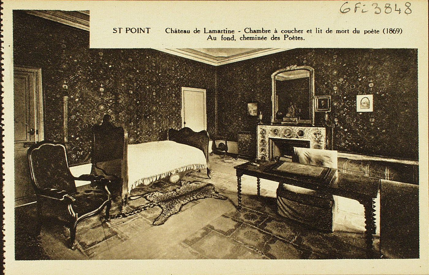 Saint-Point. Château de Lamartine. Chambre à coucher et lit de mort du poète (1869). Au fond, cheminée des poètes.