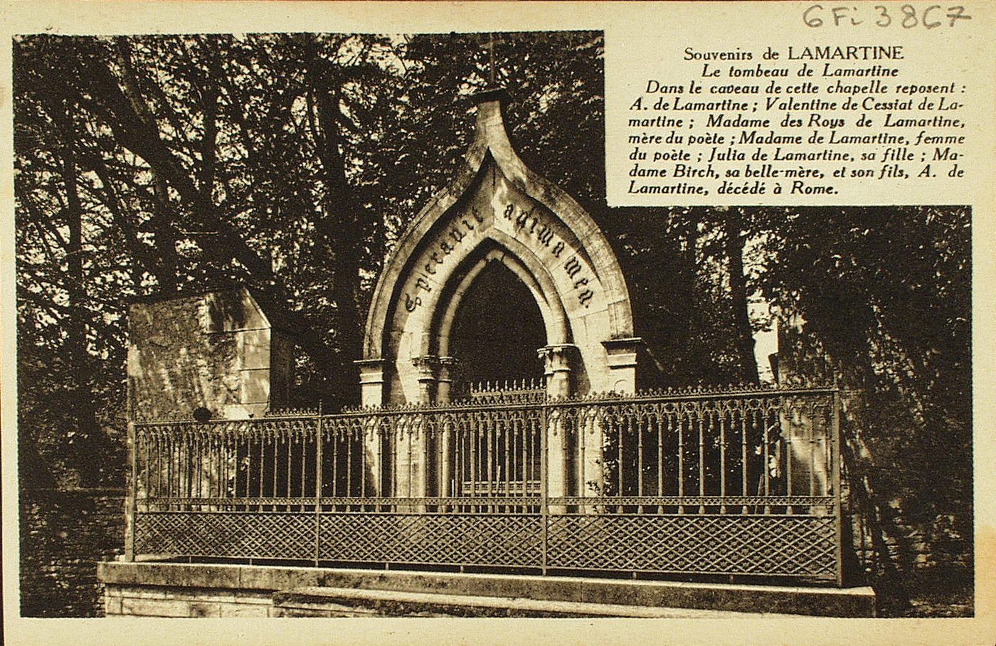 Souvenirs de Lamartine. Le tombeau de Lamartine. Dans le caveau de cette chapelle reposent : A. de Lamartine ; Valentine de Cessiat de Lamartine ; Madame des Roys de Lamartine, mère du poète ; Madame de Lamartine, femme du poète ; Julia de Lamartine, sa fille ; Madame Birch, sa belle-mère, et son fils, A de Lamartine, décédé à Rome.