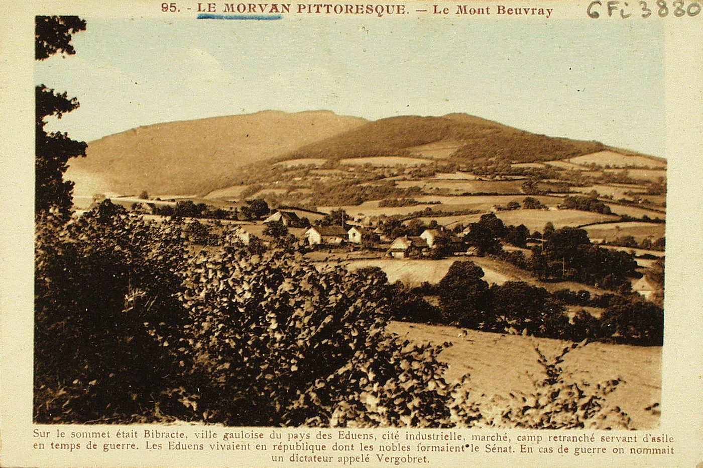 Le Morvan pittoresque. Le Mont Beuvray. Sur le sommet était Bibracte, ville gauloise du pays des Eduens, cité industrielle, marché, camp retranché servant d'asile en temps de guerre. Les Eduens vivaient en république dont les nobles formaient le Sénat. En cas de guerre on nommait un dictateur appelé Vergobret.