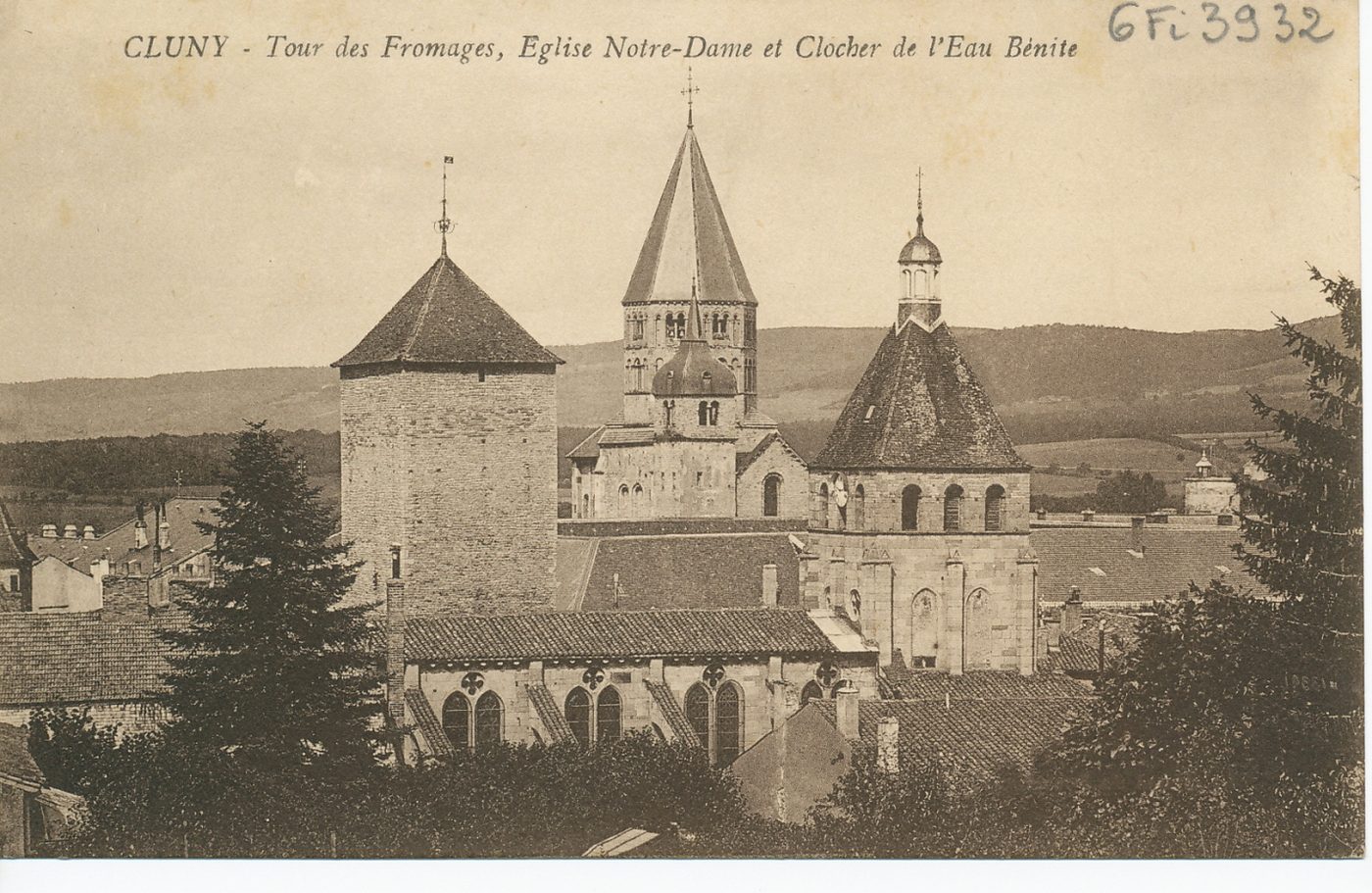 Cluny. Tour des fromages. Eglise Notre Dame et Clocher de l'Eau Bénite.