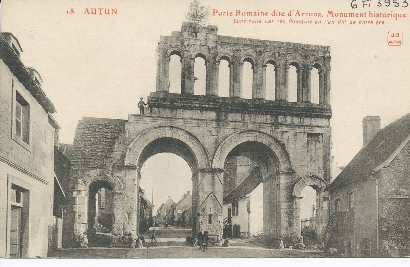 Autun. Porte Romaine dite d'Arroux. Monument Historique. Construite par les romains en l'an 69è de notre ère.