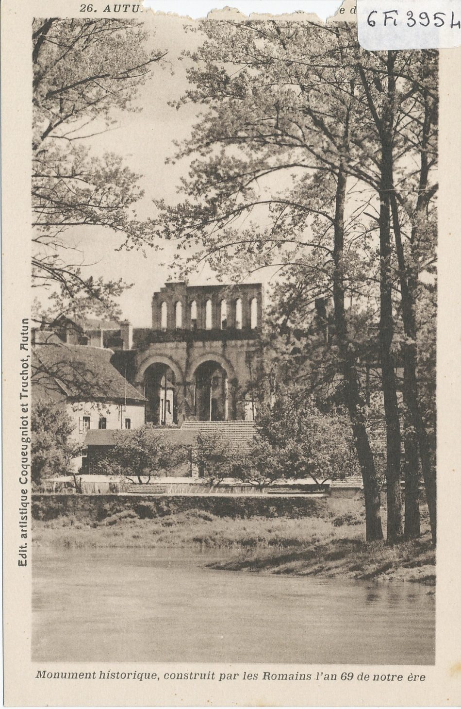 Autun. Monument historique, construit par les Romains l'an 69 de notre ère.