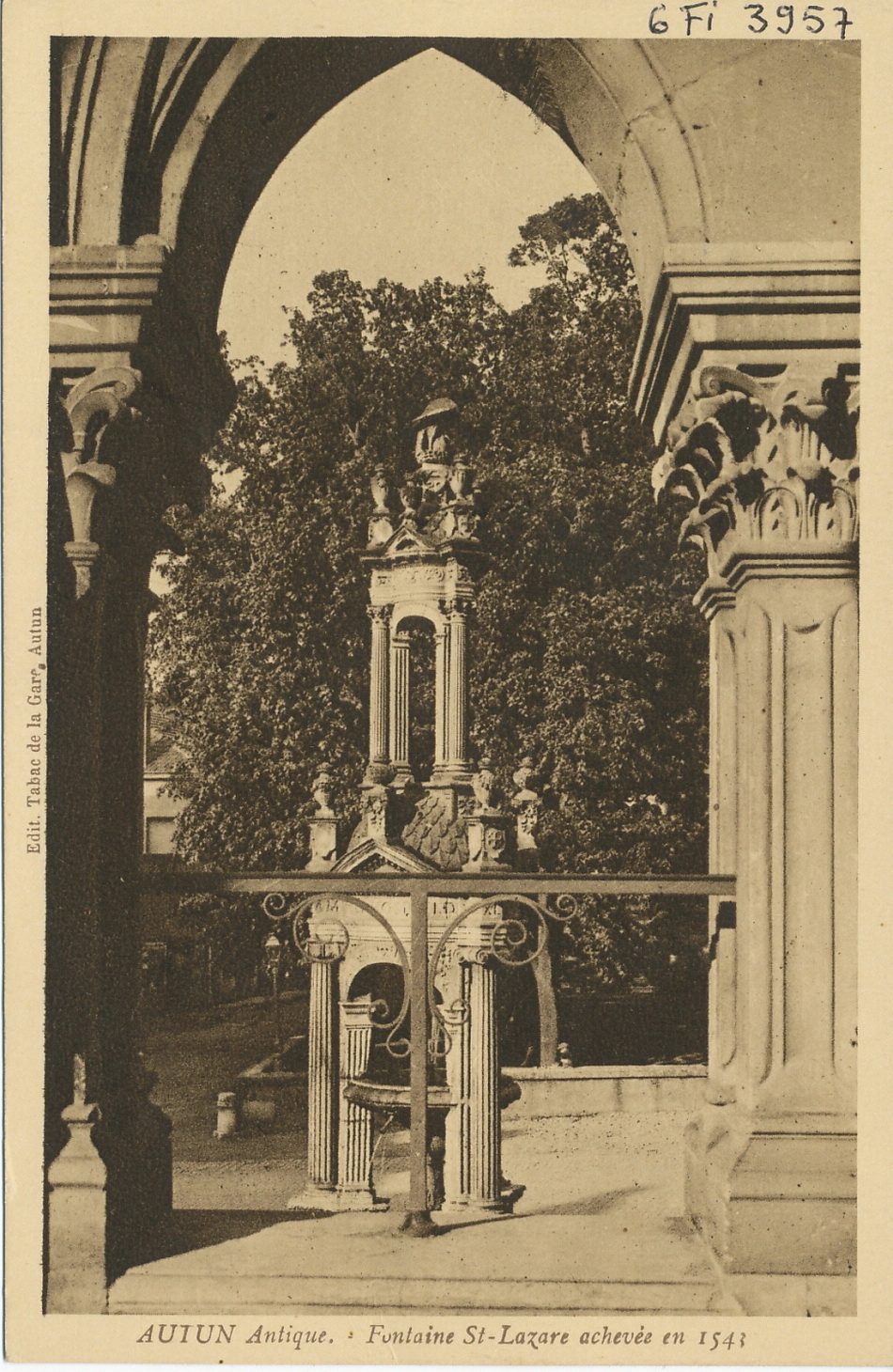 Autun antique. Fontaine Saint-Lazare achevée en 1543.