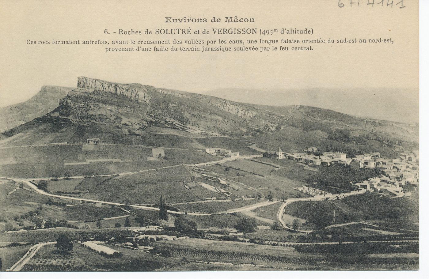 Environs de Mâcon. Roches de Solutré et de Vergisson (495 m d'altitude). Ces rocs formaient autrefois, avant le creusement des vallées par les eaux, une longue falaise orientée du sud-est au nord-est, provenant d'une faille du terrain jurassique soulevée par le feu central.