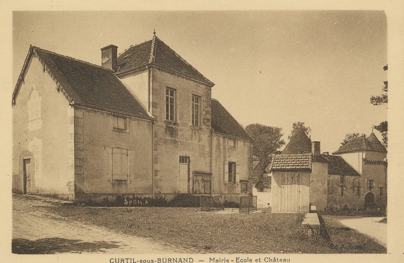 Curtil-sous-Burnand. Mairie. Ecole et château.