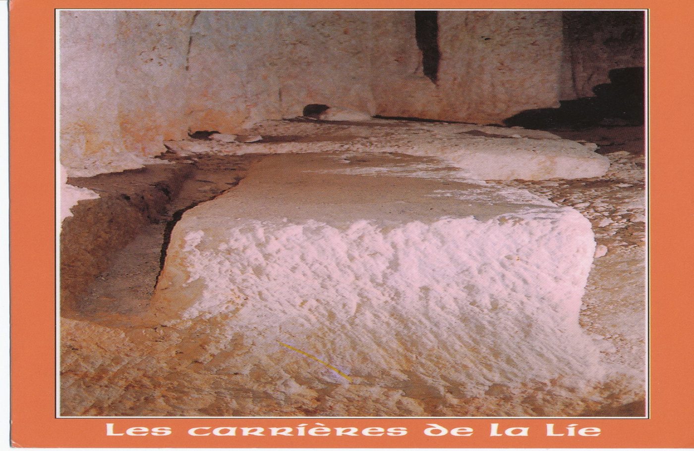 La Roche-Vineuse. Les carrières de la Lie. Ebauche de sarcophage gallo-romain découvert dans la salle souterraine.