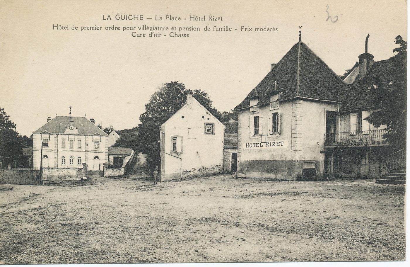 La Guiche. La place. Hôtel Rizet. Hôtel de premier ordre pour villégiature et pension de famille. Prix modérés. Cure d'air. Chasse.