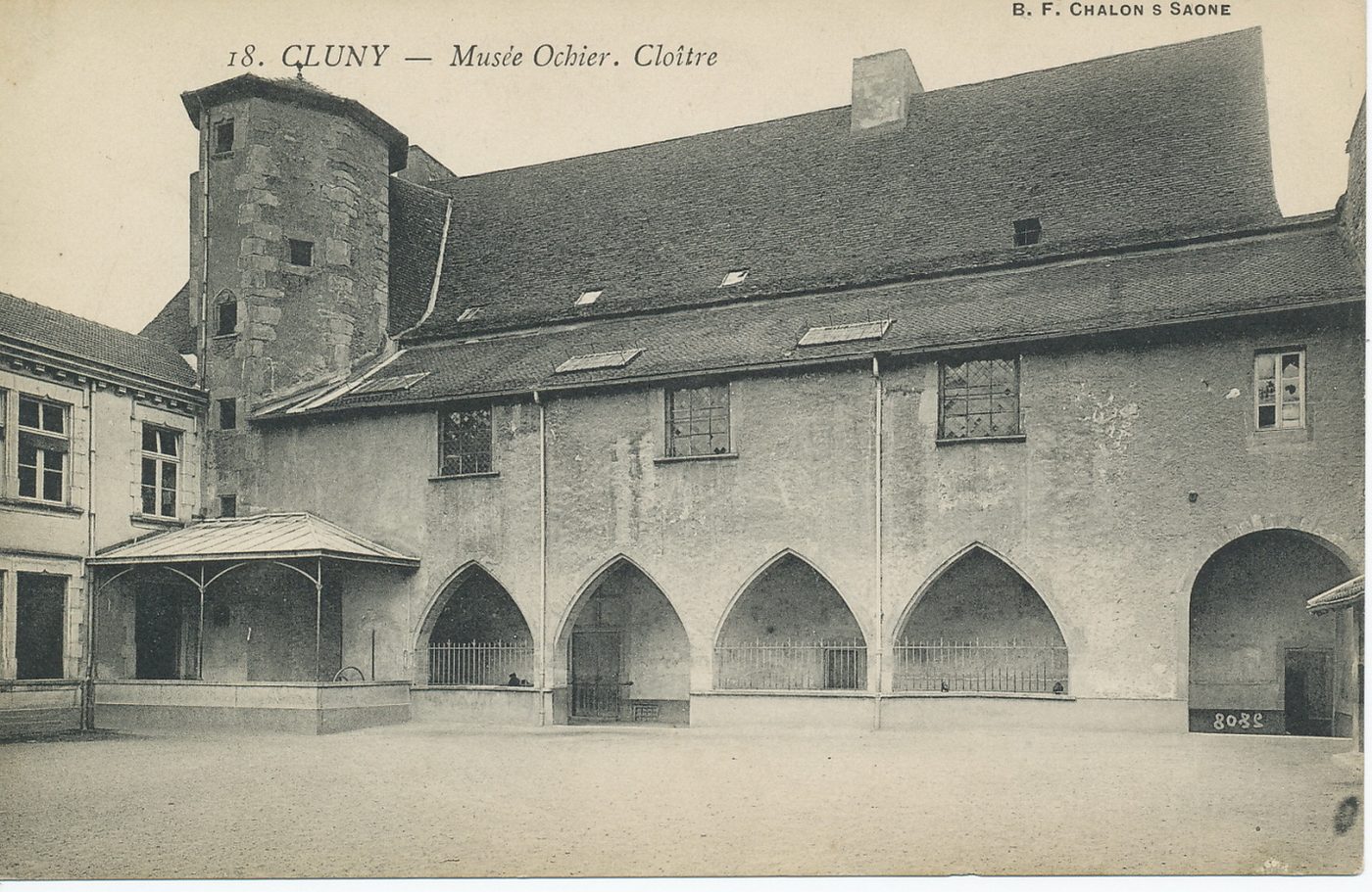 Cluny. Musée Ochier. Cloître.