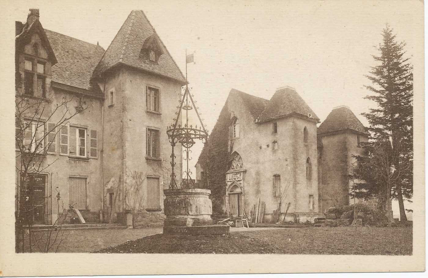 Couches-les-Mines. Château de Bourgogne. Cour d'honneur.