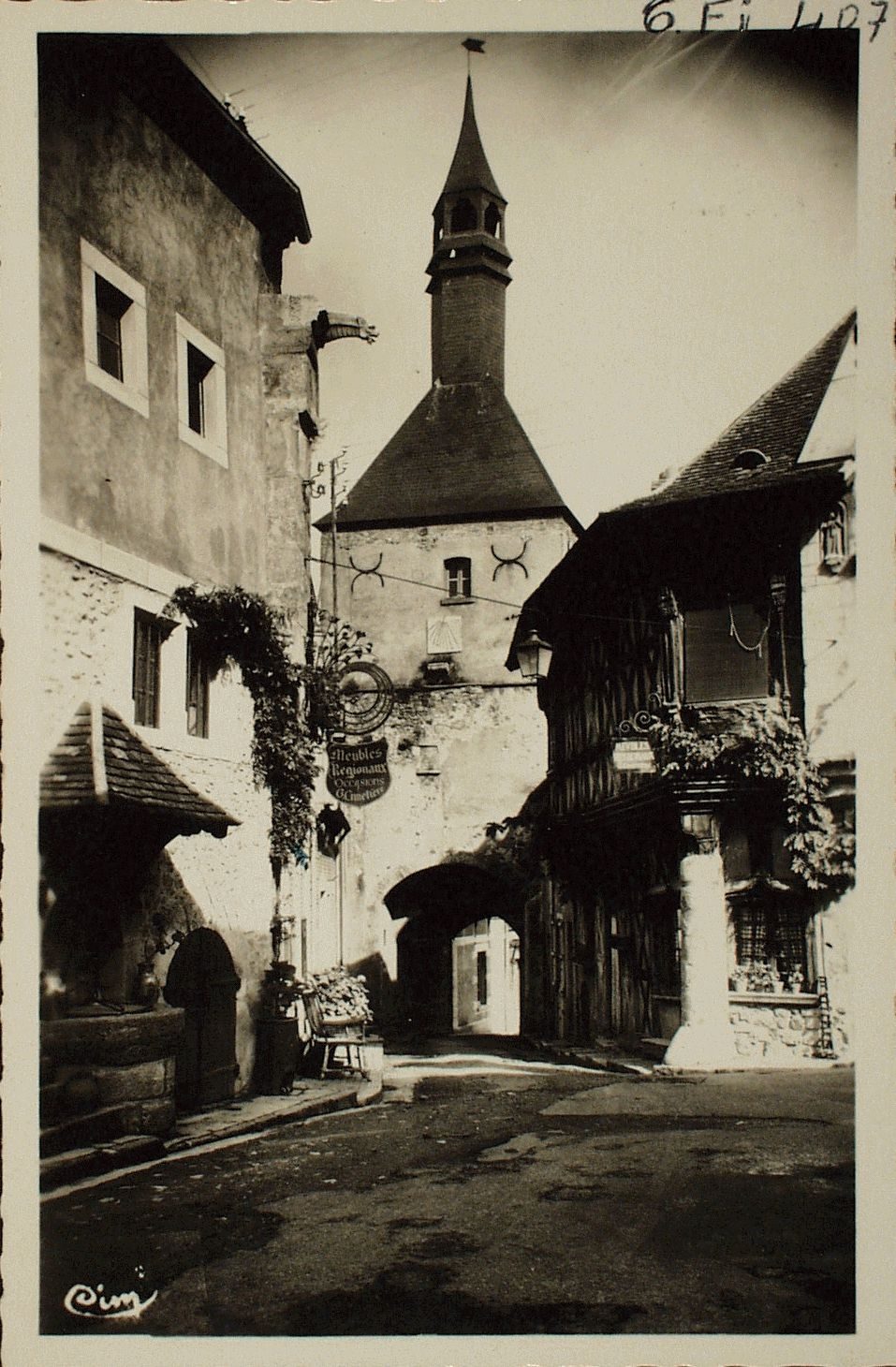 Bourbon-Lancy. Le beffroi et la maison de bois.