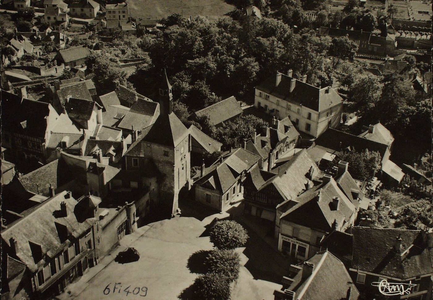 Bourbon-Lancy thermal. Vue aérienne. Le beffroi.
