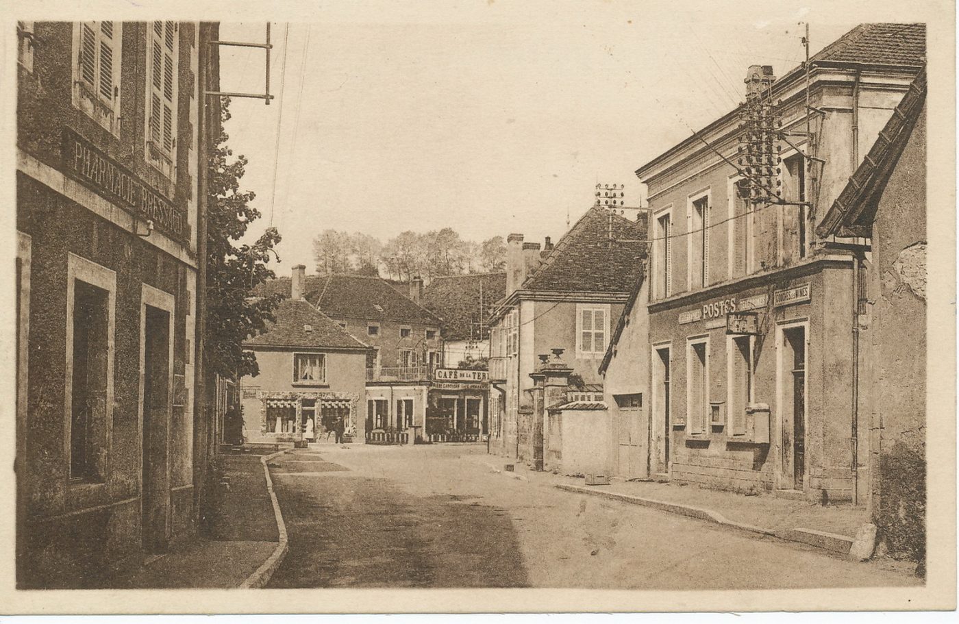 Couches-les-Mines. La poste et le quartier Saint-Georges.