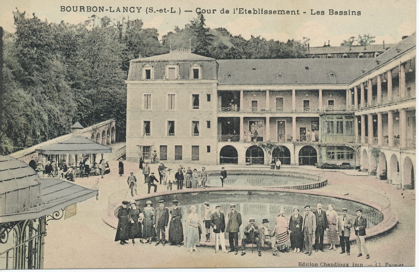 Bourbon-Lancy. Cour de l'établissement. Les bassins.