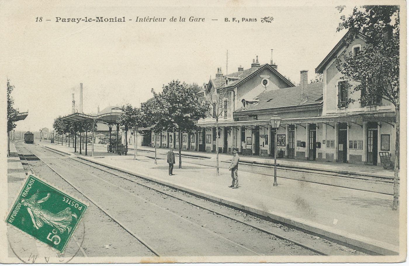 Paray-le-Monial. Intérieur de la gare.