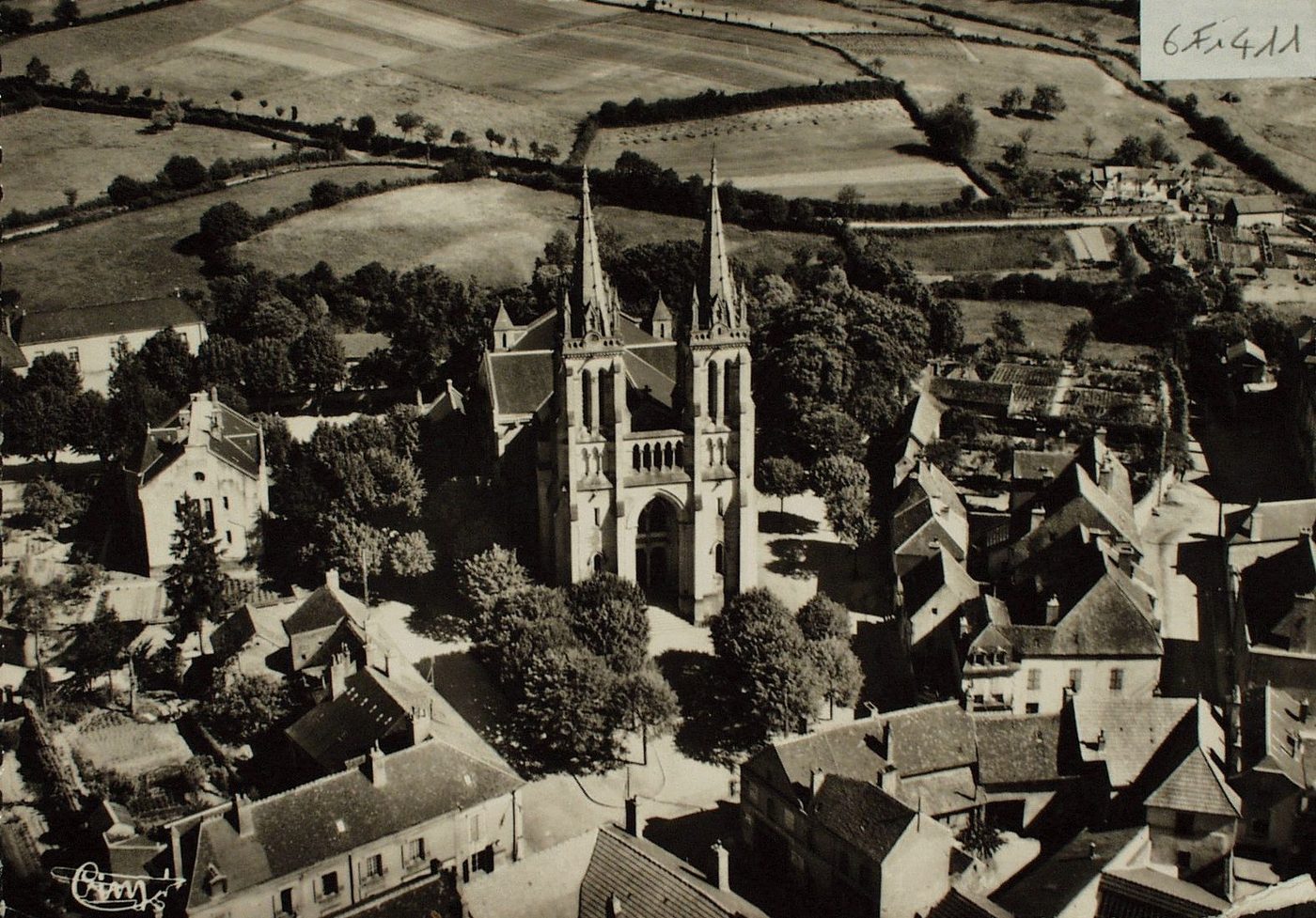 Bourbon-Lancy thermal. Vue aérienne. L'église.