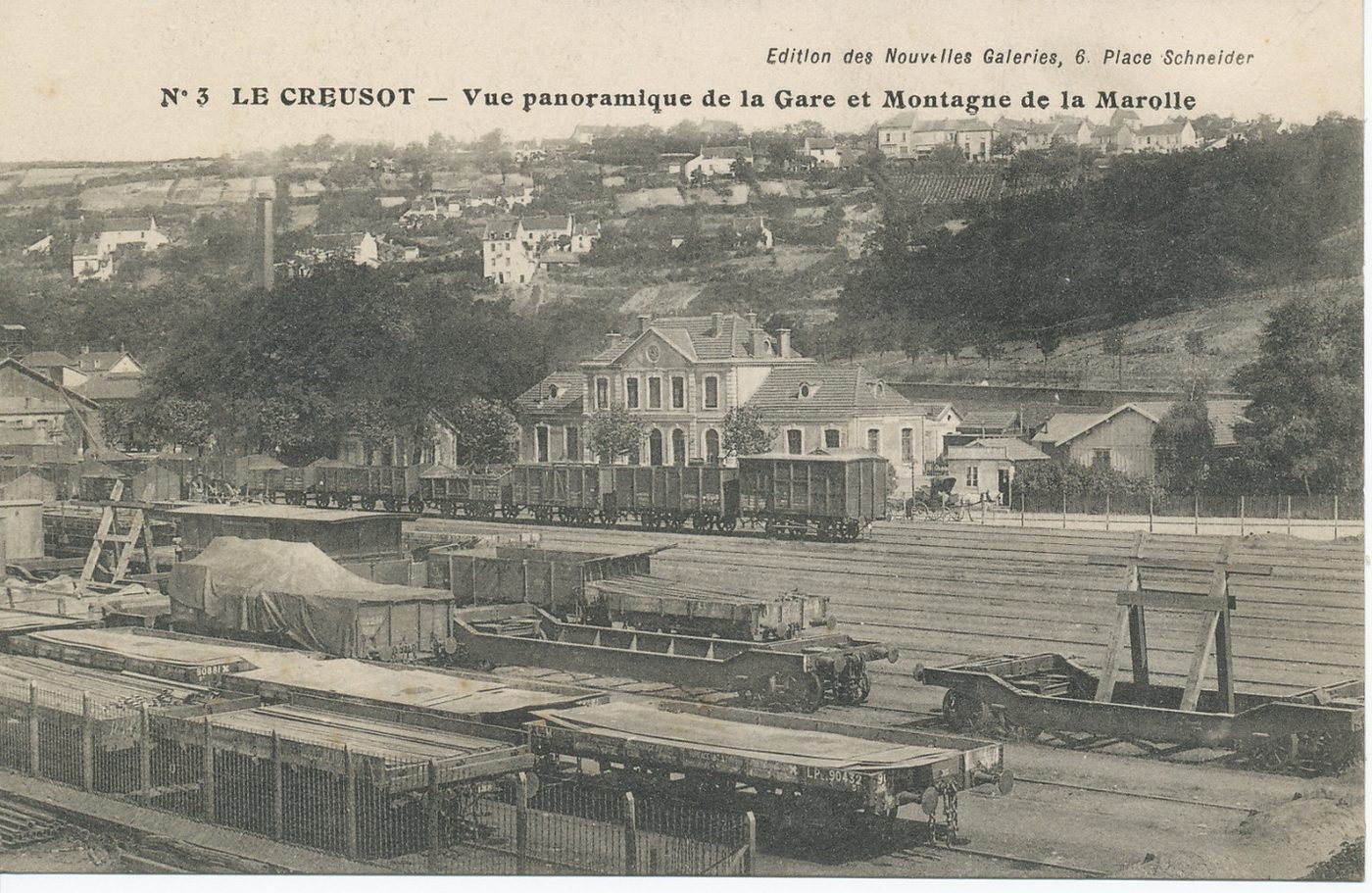 Le Creusot. Vue panoramique de la gare et montagne de la Marolle.