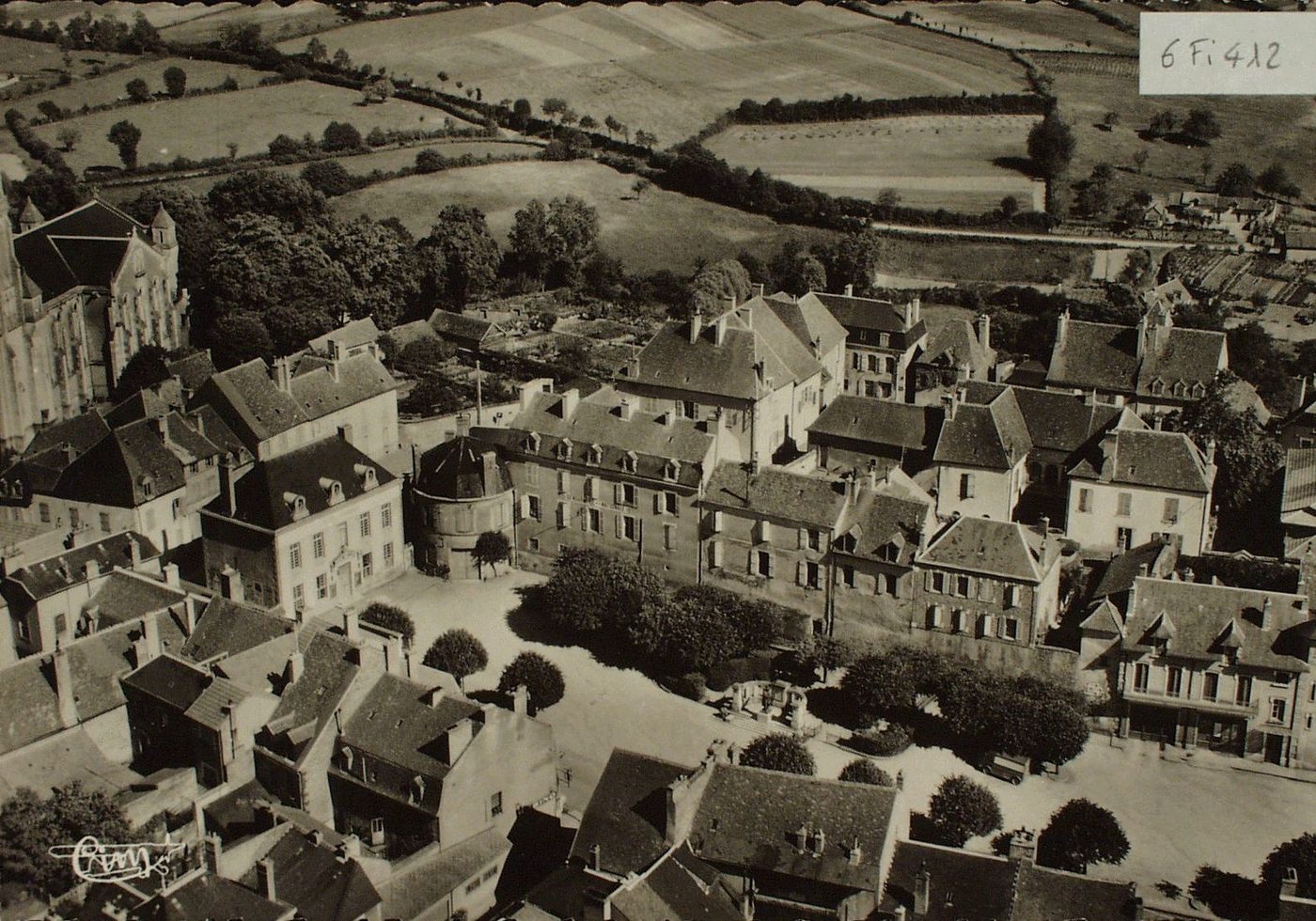 Bourbon-Lancy thermal. Vue aérienne. La mairie et sa place.