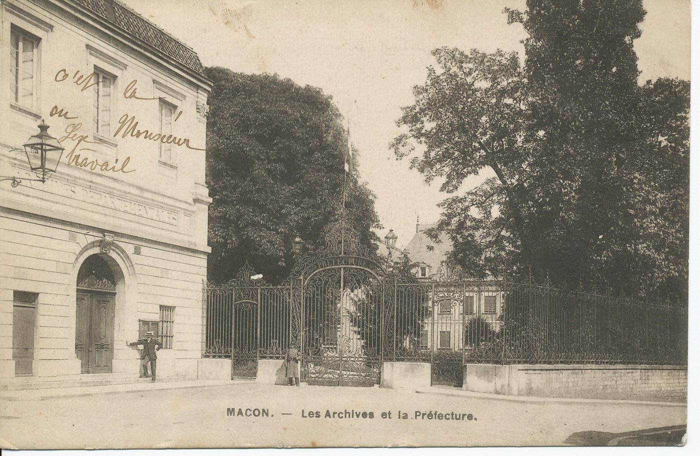 Mâcon. Les archives et la préfecture.