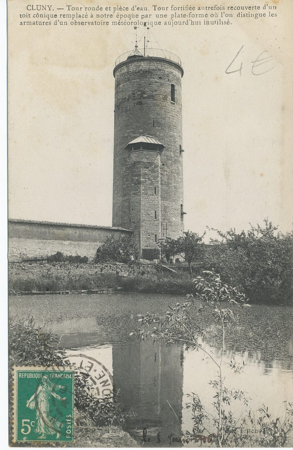 Cluny. Tour ronde et pièce d'eau. Tour fortifiée autrefois recouverte d'un toit conique remplacé à notre époque par une plate-forme où l'on distingue les armatures d'un observatoire météorologique aujourd'hui inutilisé.