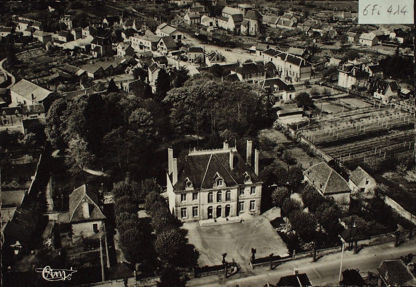Bourbon-Lancy thermal. Le château Sarrien.