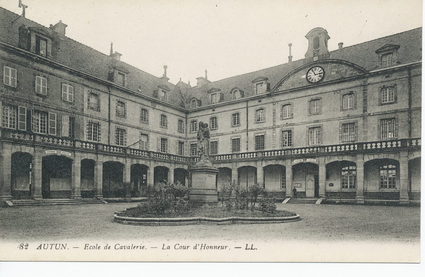 Autun. Ecole de cavalerie. La cour d'honneur.
