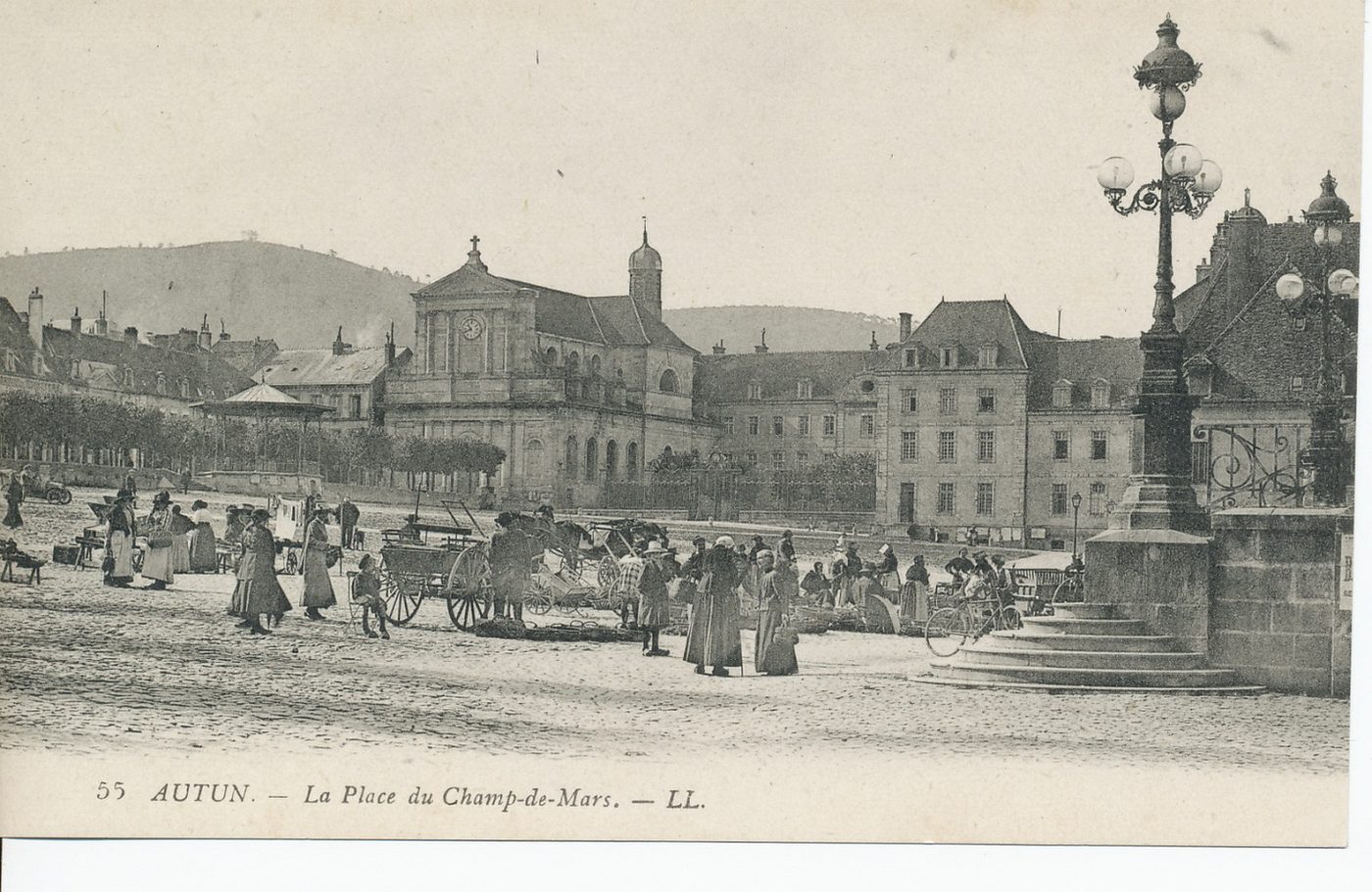 Autun. La place du Champ-de-Mars.