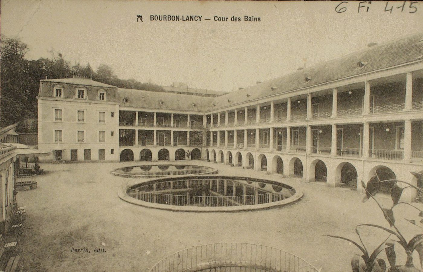 Bourbon-Lancy. Cour des Bains.