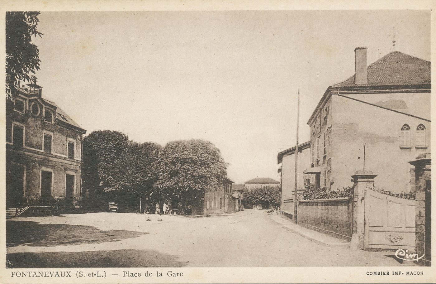 Pontanevaux. Place de la Gare.