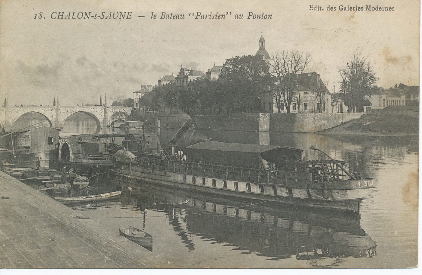 Chalon-sur-Saône. Le bateau "Parisien" au ponton.