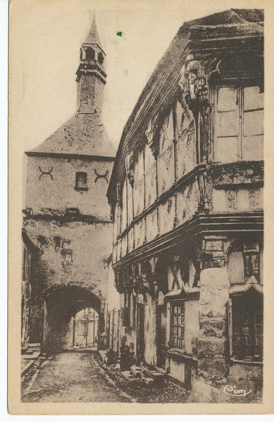 Bourbon-Lancy thermal. Le beffroi et la maison de bois.