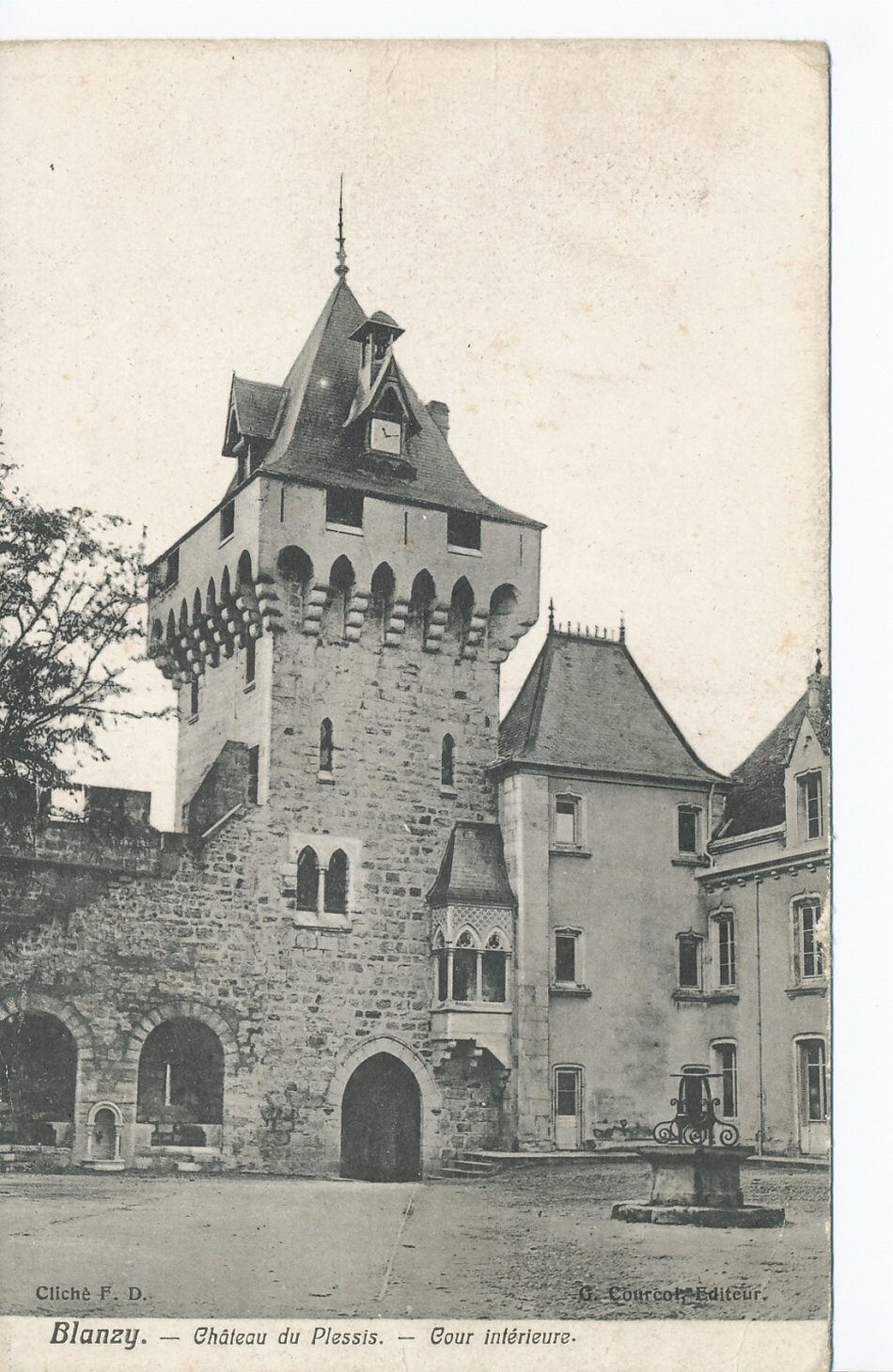 Blanzy. Château du Plessis. Cour intérieure.