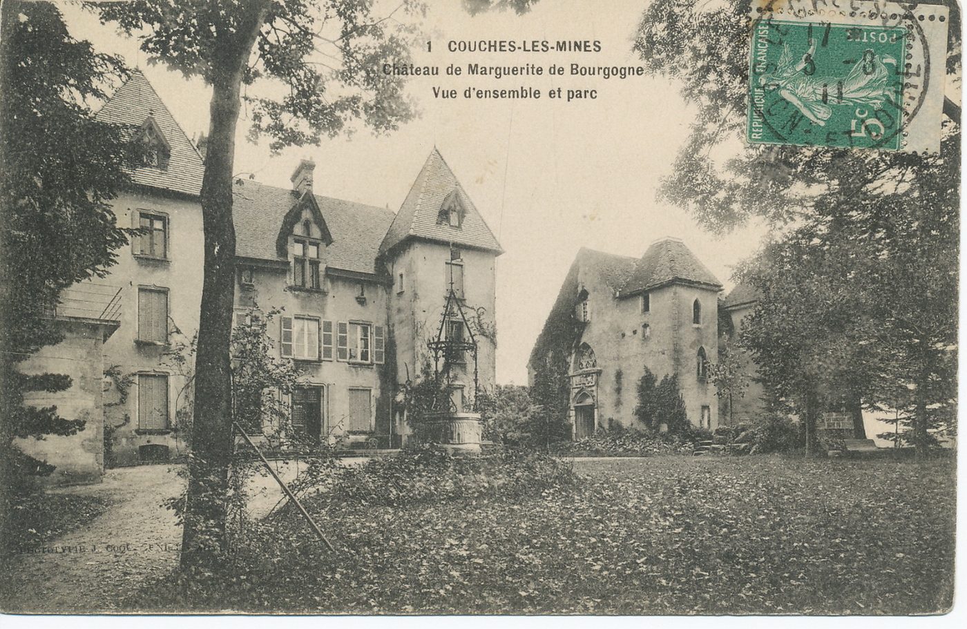 Couches-les-Mines. Château de Marguerite de Bourgogne. Vue d'ensemble et parc.