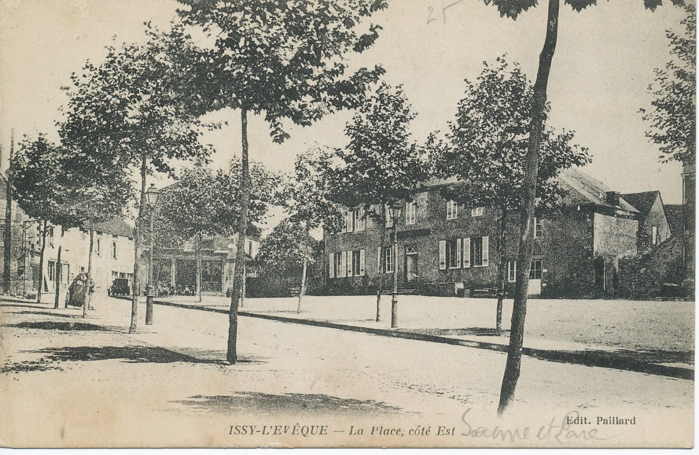 Issy-l'Evêque. La place, côté Est.