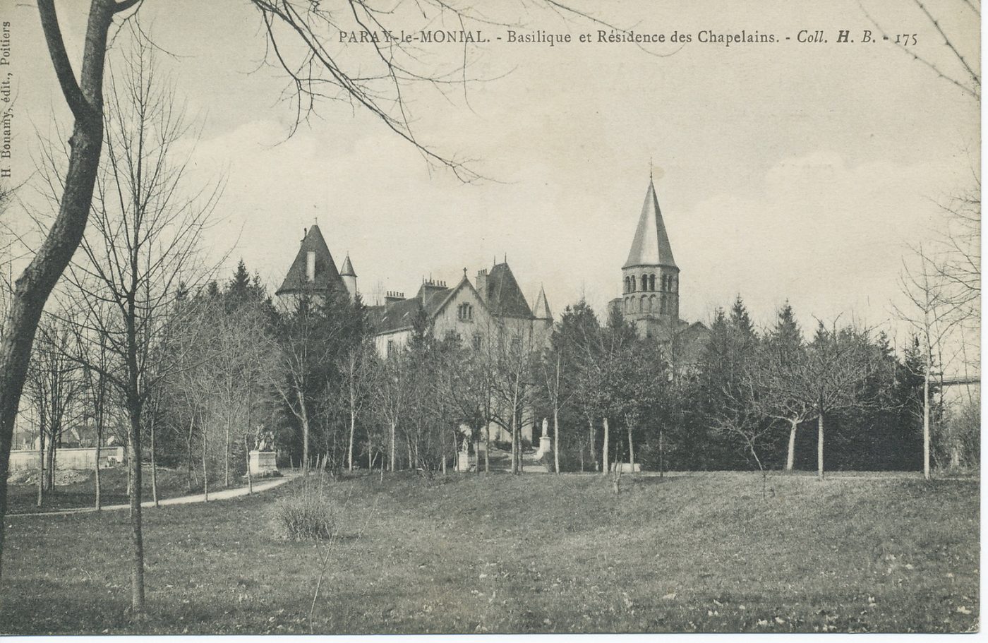 Paray-le-Monial. Basilique et résidence des chapelains.