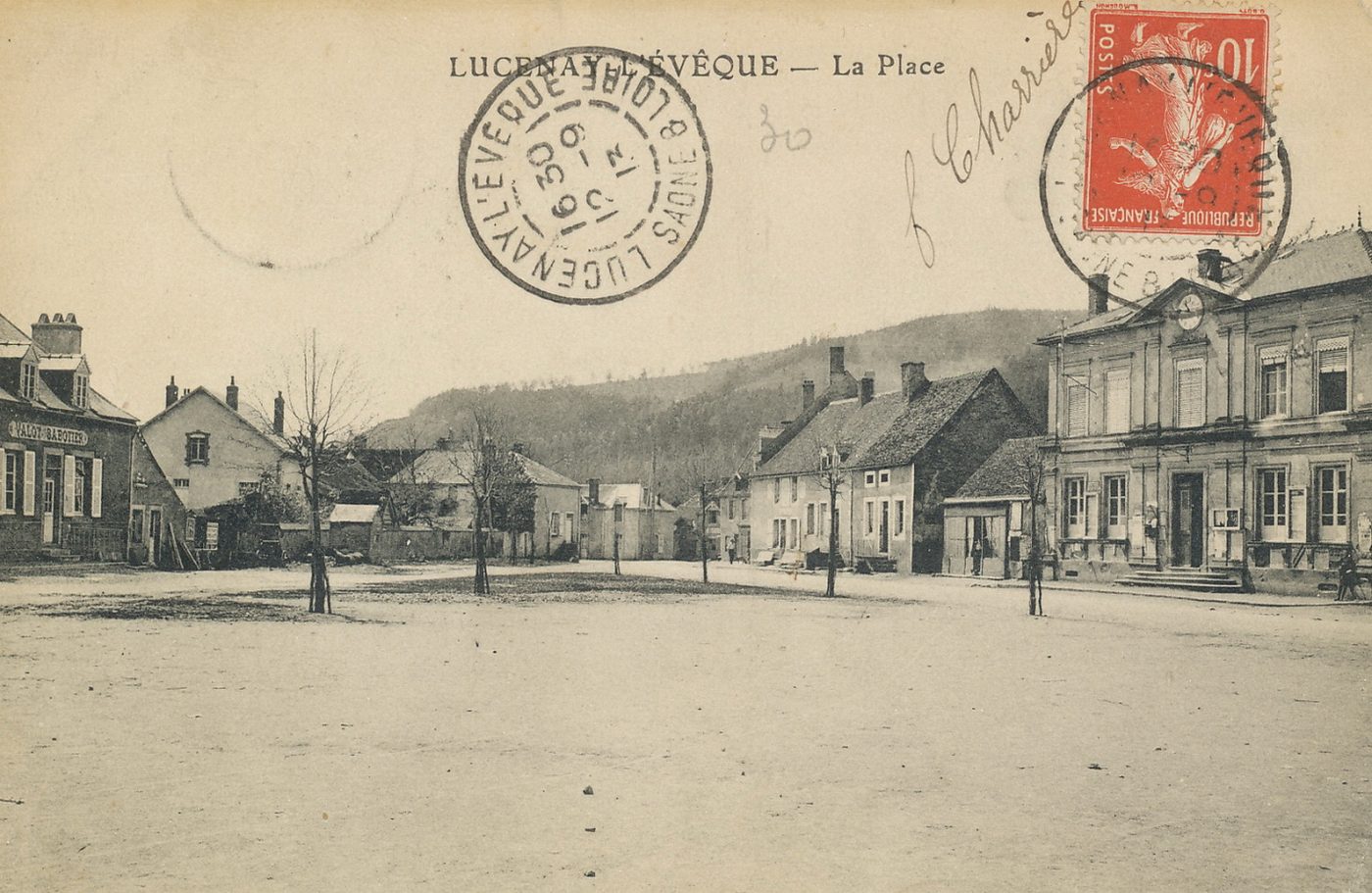 Lucenay-l'Evêque. La place.