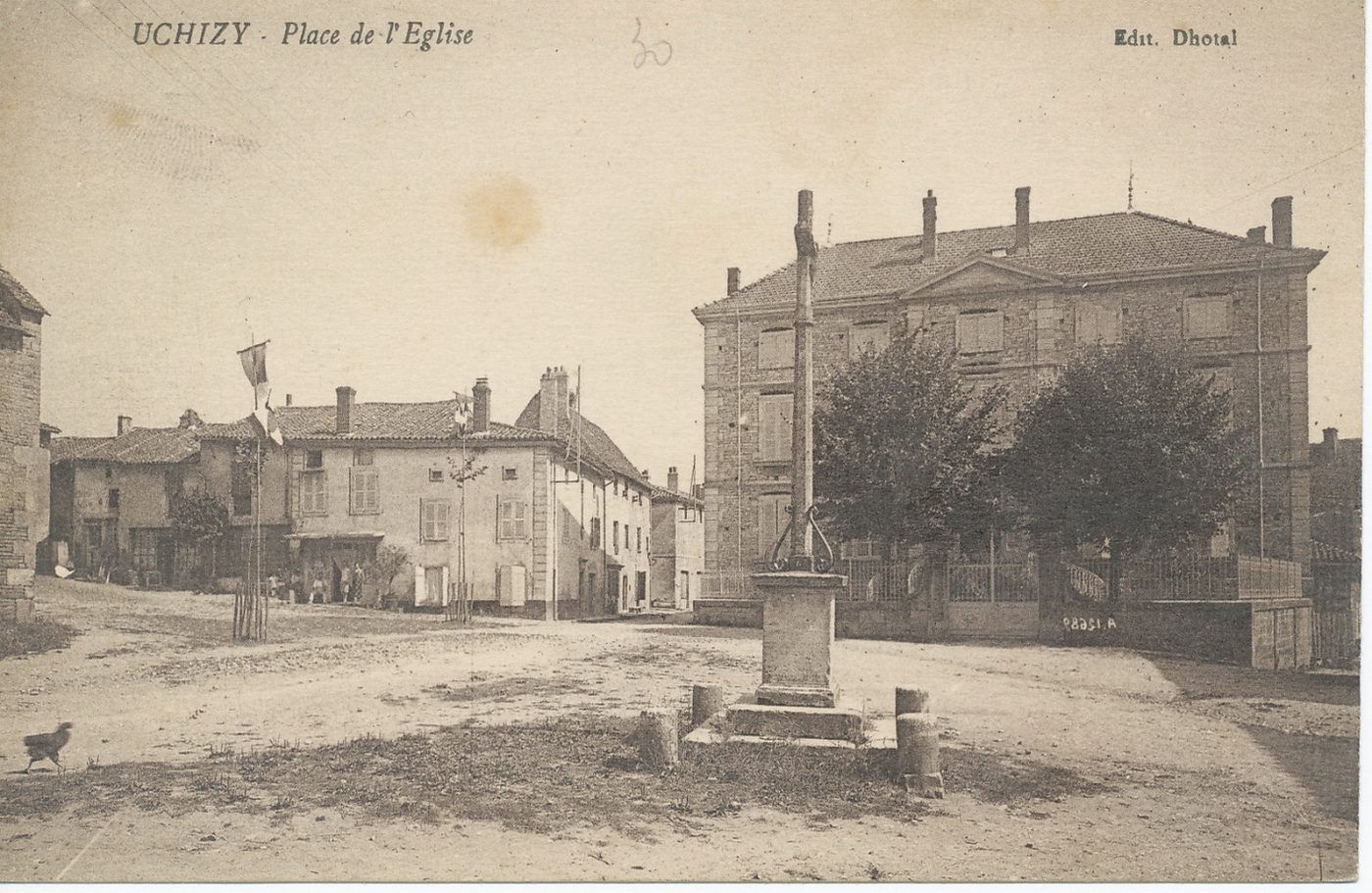 Uchizy. Place de l'église.