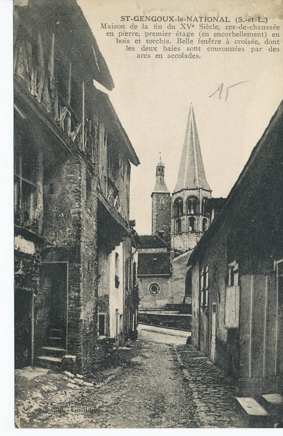 Saint-Gengoux-le-National. Maison de la fin du XVe s., rez-de-chaussée en pierre, premier étage (en encorbellement) en bois et torchis. Belle fenêtre à croisée, dont les deux baies sont couronnées par des arcs en accolades.