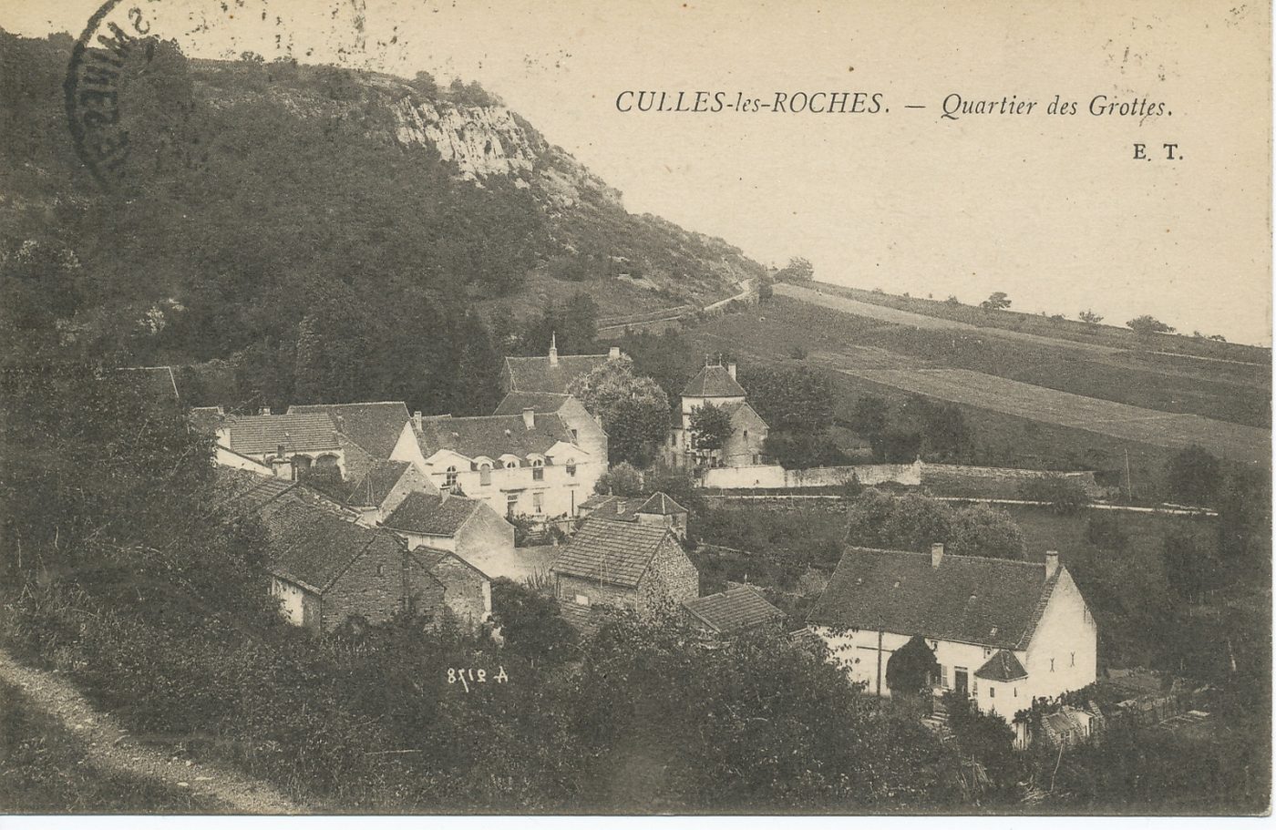 Culles-les-Roches. Quartier des grottes.