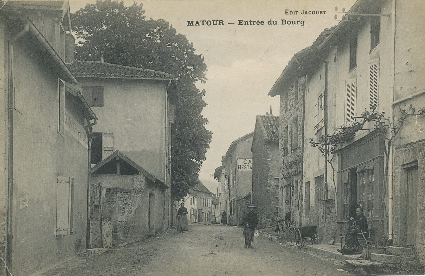 Matour. Entrée du bourg.