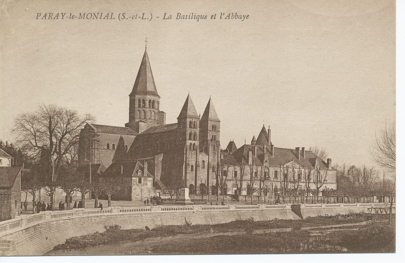 Paray-le-Monial. La basilique et l'abbaye.