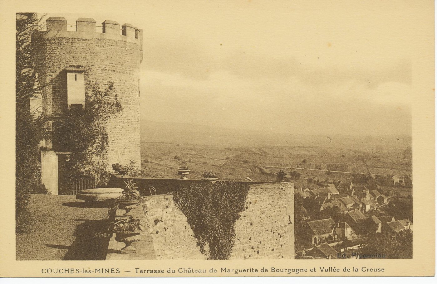 Couches-les-Mines. Terrasse du château de Marguerite de Bourgogne et vallée de la Creuse.