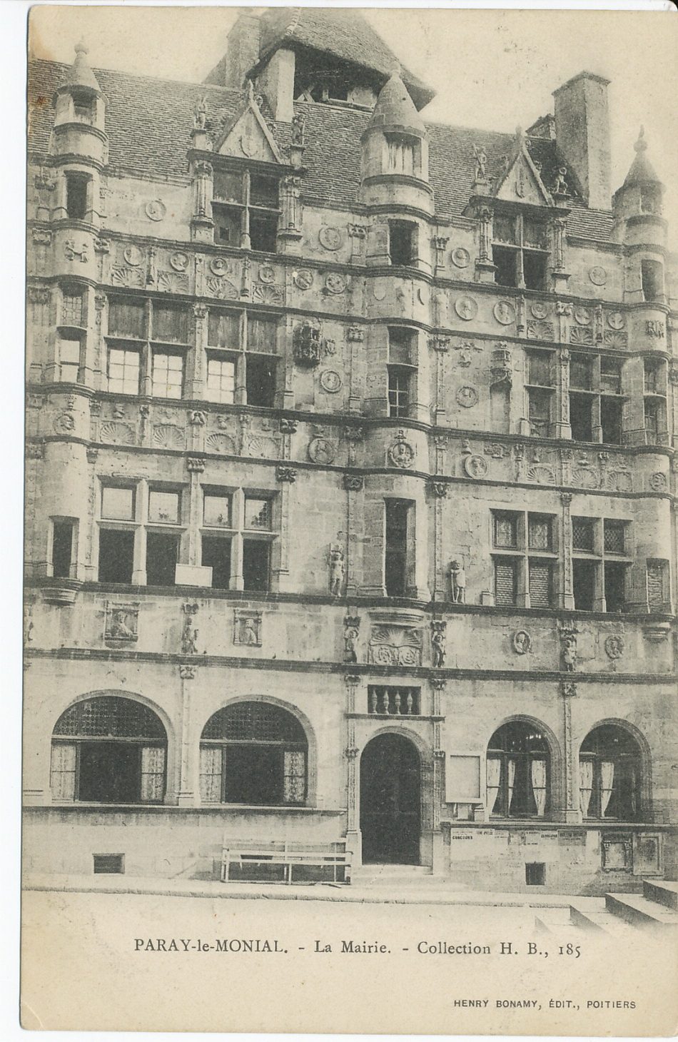 Paray-le-Monial. La mairie.